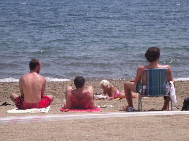 Sarışın turisti ağlarına düşürmeye çalışıyorlar