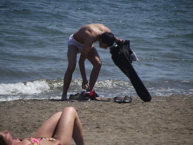 Kadınların önünden beyaz slip iç çamaşırıyla denizden çıkıyorlar