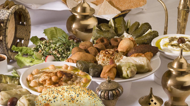 Her iki restoranda da iftar keyfi, meşrubatlar, çay, kahve ve kdv dahil kişi başı 110 TL. 0-6 yaş çocuklara ücretsiz olarak sunulacak iftar, 6-12 yaş çocuklar için ise %50 indirimli olarak sunulacak. Ayrıca Ramazan boyunca Conrad İstanbul'a iftar için gelen misafirler otopark hizmetinden ücretsiz yararlanırken, 10 kişi ve üstü gruplar için %10 indirim uygulanacak.