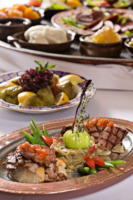 ÇIRAĞAN'DA NANELİ, VANİLYALI, PORTAKALLI MACUNLAR: - Çırağan Palace Kempinski Oteli, ramazan ayı boyunca, Tuğra Restoran'da, İstanbullulara, klasik Türk ve Osmanlı yemeklerinden farklı lezzetlerin bulunduğu ziyafetler sunacak. - Sarayın birinci katında, Boğaz'a bakan muhteşem bir terasa sahip restoranda nostaljik iftar ziyafeti, zeytinyağlı yaprak sarma, fava, enginar ve imambayıldı gibi hafif lezzetler ile açılarak, ''saray usulü kuzu etli lahana dolması'' veya ''ıspanaklı piruhi'' gibi sıcak başlangıçlarla devam edecek. -