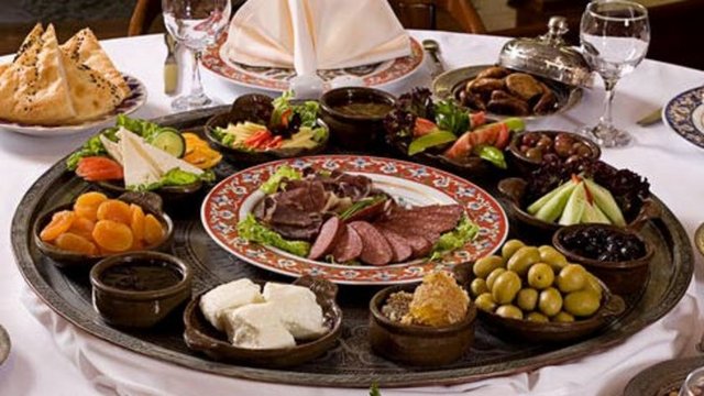 LARESPARK HOTEL: Birbirinden farklı iftariyeliklerle iftar sofrasını donatan Larespark Hotel'de otel şefleri tarafından özel olarak hazırlanan yemekler arasında, ızgara köfteden hünkar beğendiye kadar türlü seçenek var. Ana yemek sonrasında tatlılarla sofrayı renklendiren Larespark Hotel, Ramazan'a özel farklı mönü seçenekleri hazırlamış. Bu alternatiflerden yararlanmak için 10 kişiden 200 kişiye kadar grup olarak rezervasyon yaptırabilirsiniz. Grup talebi üzerine iftar sofralarını şenlendirecek fasıl müziği de organize ediliyor. Ayrıntılı bilgi ve mönü fiyatları için oteli arayabilirsiniz.