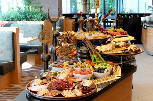 Dilerseniz Monet Restaurant'ta seçkin lezzetlerden oluşan açık büfe ile sofralarınızı renklendirebilir, ya da Enfes Boğaz ve Tarihi Yarımada manzarasına sahip Meze Grill'de set menu eşliğinde iftar vaktini teras keyfiyle yaşayabilirsiniz.