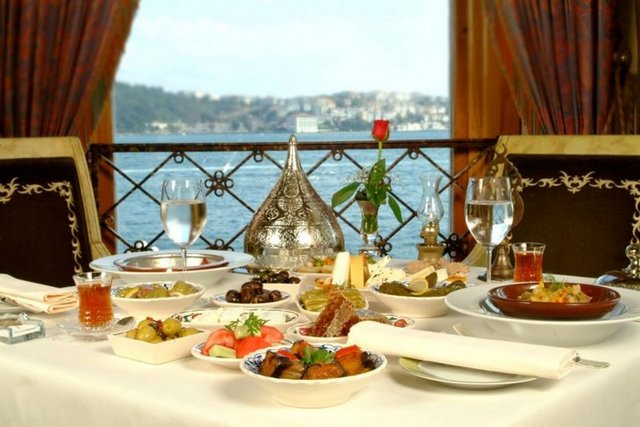 Nefes kesen Boğaz ve Tarihi Yarımada manzarasına sahip Meze Grill'in, sevilen zeytinyağlı çeşitleri ve iftariyeliklerin yanı sıra; piliç topkapı, kuzu tandır gibi lezzetlerden oluşan set menüsüyle iftar keyfini terasta yaşayabilirsiniz. - İftar keyfini açık büfe eşliğinde yaşamak isteyenleri de düşünen Conrad İstanbul misafirlerini Türk ve Osmanlı lezzetleri sunacak olan Monet Restaurant'a davet ediyor.