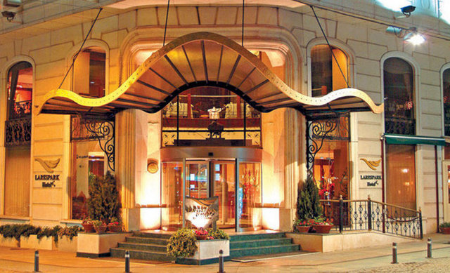 LARES PARK OTEL'DE RAMAZAN KEYFİ -  - Lares Park otel bu sene iftar için konuklarını Portofino Restoranda ağırlıyor. 17 parçadan oluşan ala carte tabağında, hurma, tereyağ, reçel, çeşitli zeytinler, kuru kayısı, domates, kaymak gibi akla gelebilecek pek çok Ramazan lezzeti bulunuyor. Ala Carte menünün fiyatı 28 TL.