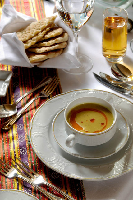 Swissotel The Bosphorus, 11 Ağustos tarihinden itibaren, ''11 ayın sultanı ramazan''ı kendine özgü eğlenceleri ve Cafe Swiss Restoran'da açık büfe iftar yemekleri ile karşılayacak. - Geleneksel iftariyeliklerle başlayacak olan açık büfe ramazan menüsünde, salatalar, zeytinyağlılar, Türk mezeleri, yöresel yemekler, peynirler, ekmek ve pide çeşitleri, lahmacun, sıcak-soğuk et ve balık alternatifleri, kebap çeşitleri yer alacak. Cafe Swiss Restoran'da kişi başı set menünün fiyatı KDV dahil 130 TL olarak açıklandı.