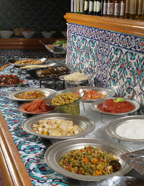 Şehrin merkezinde bir buluşma noktası olan Divan İstanbul City Pub'da; Ramazan Ayı boyunca kişi başı 65 TL'den başlayan fiyatlarla misafirlere sunuluyor. 150 kişiye kadar olan özel davetler için ise outside catering hizmetiyle iftar lezzetleri ayağınıza kadar geliyor.    -