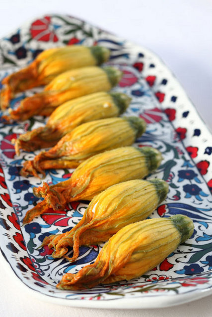Baklava, aşure, çilekli veya fıstıklı güllaç gibi lezzetli Türk tatlılarının sunulduğu Tuğra Restoran, misafirlerine geçmişin ramazanlarını hatırlatmak için, gecenin sonunda Türk kahvesinin yanında, naneli, vanilyalı, portakallı macunlar ikram edecek. Canlı Türk müziği eşliğinde sunulacak iftar menüsünün kişi başı fiyatı 145 TL olarak belirlendi.