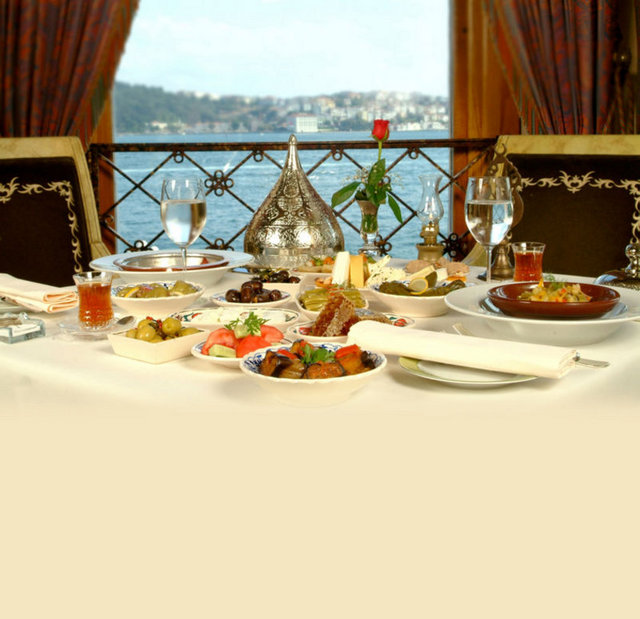 HYATT OTEL'DE ESKİ RAMAZANLAR: -  - Grand Hyatt Istanbul ise Agora Restoran'da eski Ramazanları, canlı fasıl müziği ve geleneksel Ramazan sofrası ile tekrar canlandırmaya hazırlanıyor. Agora'da açık büfe iftar keyfi KDV dahil kişi     başı 85 TL iken iftardan sonra, nargile keyfi yaşamak isteyenler de düşünülmüş ve bahçede yer alan nargile köşesinde nargile fiyatı da 20 lira olarak belirlenmiş.