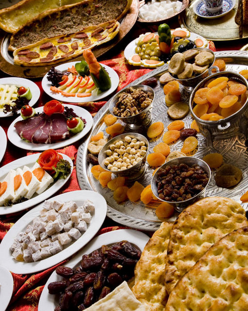 KLASSİS OTEL ŞEHİRDEN UZAKLAŞMAK İSTEYENLERİ BEKLİYOR:  -  - Klassis Otel'de ise fasıl eşliğinde iftar keyfi kişi başı 49 lira