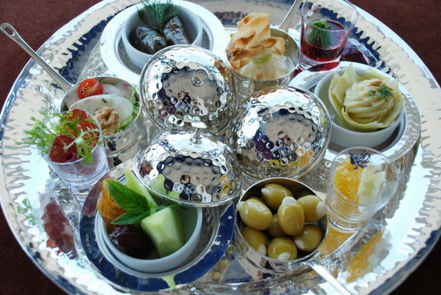 Ramazan ayını özel hazırlanan sofralarda geçirmek isteyenler için oteller ve restaurantlar farklı çeşitte menülerle iftar seçeneklerini sunmaşa başladı. Yöresel, sebze ya da et ağırlıklı seçenekleriyle sunulan menülerin fiyatları 79 ve 145 lira arasında değişiyor.