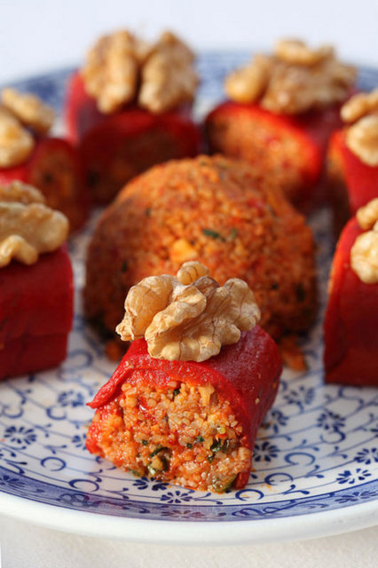 ''Kuzu gerdan'' ve ''yüzük'' gibi saray mutfağının önde gelen çorba çeşitlerinin de bulunduğu menüde, ana yemek seçenekleri arasında, keşkek pilavıyla sunulan ''kızarmış kayısılı kuzu incik'', dere otlu pilav eşliğinde güveçte ''çam sakızlı levrek buğulama'' veya pazı yaprağı, kestane, havuç ve arpacık soğan eşliğinde servis edilen ''sığır eti kapama'' yer alıyor.