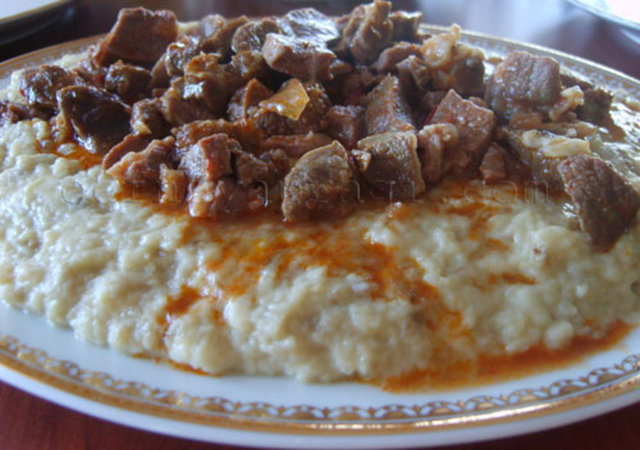 Grup iftarları için ise 3 ayrı seçenek sunuluyor. 1 numaralı menüde çorba, mevsim salata, ızgara piliç ve beğendi, güllaç ve içecek sunuluyor. Menü 1'in fiyatı 55 TL. -  - 2 numaralı menü, çorba, söğüş salata, ızgara kebaplı hünkar beğendi, güllaç ve içecekten oluşuyor. Bu menünün fiyatı 88 TL. -  - Ayrıca isteyen gruplara 15 TL'den iftar tabağı da sunuluyor.