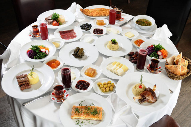 CONRAD'DA İSTER AÇIK BÜFE İSTER SET MENÜ: -  - CONRAD İFTAR MENÜSÜ -  - Conrad İstanbul, sevdikleriyle iftar keyfi yaşamak isteyenleri, açık havada hem açık büfe hem de set menü alternatifleriyle karşılıyor.