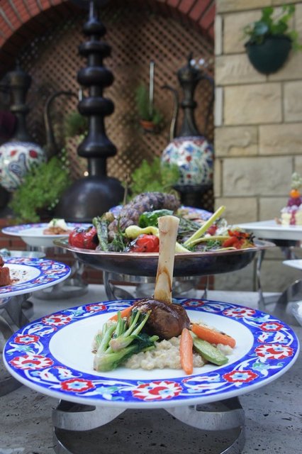 Sheraton İstanbul Ataköy bahçesindeki tarihi 'baruthane' üzerine kurulu Mey Türk, birbirinden özel yemeklerin yanı sıra Türk müziği eşliğinde Ramazan akşamlarına keyif katıyor. İftar tabağı ve ezogelin çorba ile başlayan Ramazan menüsünde ana yemek olarak piliç budu ızgara, kaşarlı köfte veya hünkârbeğendi tercih edilebiliyor. Fıstıklı güllaç servisi ile son bulan menünün limitsiz meşrubat, meyve suyu, ayran, çay ve filtre kahve servisi dahil fiyatı 55 TL