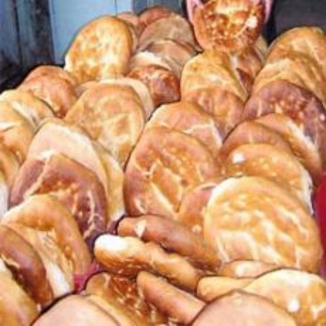 Pide ve beyaz ekmekten uzak durun: Tam tahıllı veya tam buğday ekmeği içerdikleri lif oranı sayesinde tokluk süresini uzatarak midenin daha geç boşalmasını sağlıyor. Bu nedenle bu öğünde pide veya beyaz ekmek yerine bu tip ekmekler tercih edilmesi gerekiyor.