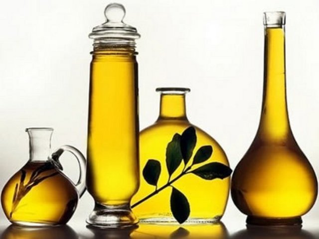 AÇLIK HİSSİNİ EN AZA İNDİREN SAHUR MENÜSÜ -  - Sağlıklı yağ içeren besinleri tercih edin: Sahurda 2 ceviz / 10 fındık / 7 badem mutlaka tüketin. Bu besinler içeriğindeki yağdan dolayı beyne tokluk sinyali gönderiyor. Beyin de mideyi yavaşlatarak kişinin açlığa karşı dayanma gücünü artırıyor. Bu nedenle özellikle sağlıklı yağ içeren besinlerin tüketilmesi büyük önem taşıyor. -