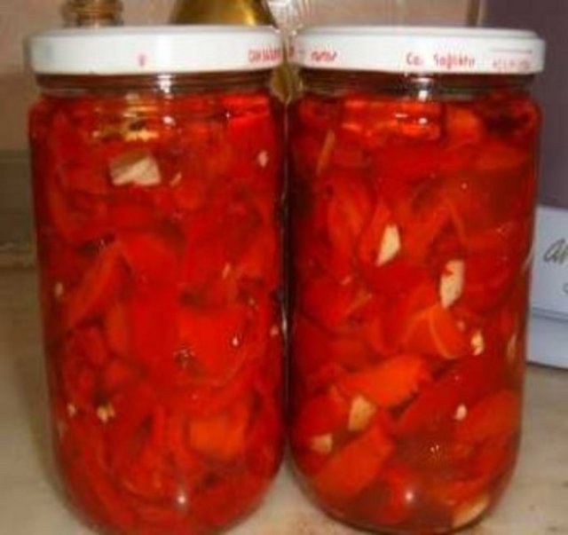 KIRMIZI BİBER İŞTAH AZALTIYOR -  - İftarda ya da sahurda bir adet kırmızı biber tüketmek, içerdiği kapsaisin maddesi sayesinde gün içerisinde iştahın azalmasını sağlıyor. Bu madde bağırsaklardan beyne ulaşan duygusal bilgi akışını yani aç olma mesajını yavaşlatıyor ve iştahı düşürmekte etkili oluyor.