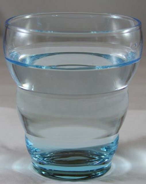 İFTARA BAŞLAMADAN ÖNCE 1 BARDAKTAN FAZLA SU TÜKETMEYİN -  - İftarda aç karnına bir bardak sudan fazlasını tüketmek iştah azaltarak, yeterli protein ve besleyici besin öğelerinin tüketilmesini engelliyor. Bu nedenle yemekten sonra yarım saat aralarla birer bardak su içilmesi sağlık açısından büyük önem taşıyor.