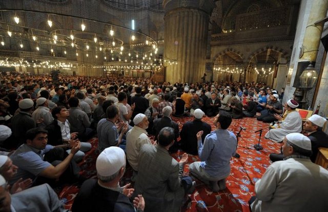 Ayrıca teravih zamanı da oldukça yoğun bir kalabalık oluyor