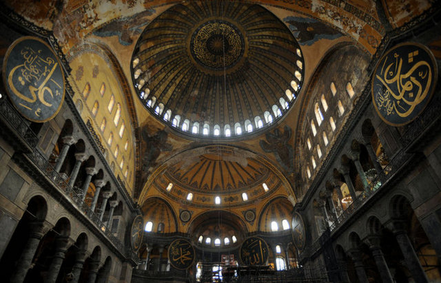 Birkaç yüzyıl, dünyanın en büyük kilisesi olma özelliğini taşıyan Ayasofya, kilise olarak inşâ edilmiş olan bugün Londra'daki St. Paul's, Roma'daki St. Peter's ve Milan'daki Doumo'nun ardından dünyanın dördüncü büyük eski yapısıdır. Büyük Osmanlı mimarı Mimar Sinan'ın, hayatını Ayasofya'nın teknik başarılarını geçmeye adadığı söylenmektedir.