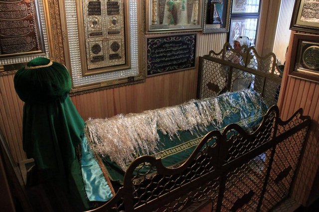 Bir rivayete göre asıl adı İmam Abdullah Efendi olan Telli Baba, Fatih devrinde orduda tabur imamı iken şehit olmuş. 80 yıl önce hastalıklı bir genç kızın onu rüyasında görmesiyle birlikte mezarı ortaya çıkarılmış. O günden sonra iyileşen genç kızın peşinden birçok insan bu türbeyi ziyaret etmiş. - Üsküdar'da Aziz Mahmud Hüdayi, Beykoz'da Yuşa, Beşiktaş'ta Yahya Efendi ile birlikte boğazın dört bekçisinden biri olduğuna inanılır.