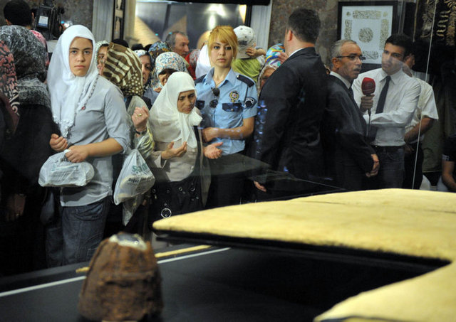 Hırka-i Şerif Muhammed'in miraca çıkarken üzerinde bulunduğuna inanılan hırkadır, Muhammed'in vasiyeti üzerine Ali ve Ömer tarafından Veysel Karani'ye verilmiştir. -  -