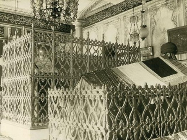 Türbede Aziz Mahmud Hüdai Hazretlerinin yanı sıra oğulları Evliya Mehmet Muhtar Efendi (1595), Mustafa Ebrar Efendi (1595), Ali Murtaza Efendi (1601), Abdülvahit Efendi (1611), Ahmet Sıdık Efendi (1624), kızları Ayşe Hanım (1600), Fatma Zehra Hanım (1624), Zeynep Hanım (1642) ve torunu Fatma Zehra Hanım (1642) olmak üzere on bir sanduka bulunmaktadır. -