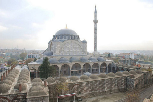 Mihrimah Sultan Camii - Mihr-î-Mâh Sultan Camii İstanbul'un Karagümrük semtinin Edirnekapı bölümünde surların hemen yanında bulunan cami.  - Kurucusu Kanuni Sultan Süleyman'ın kızı Mihrimah Sultan'dır. 1562-1565 yılları arasında Mimar Sinan tarafından yapıldı. -  -