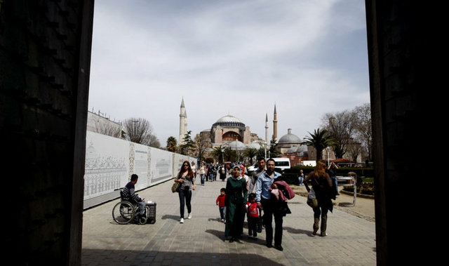 Mimarisi, ihtişamı, büyüklüğü ve işlevselliği yönünden ilk ve son ünik uygulama olarak görülen Ayasofya; Osmanlı camilerine fikir bazında da olsa esin kaynağı olmuş, doğu-batı sentezinin bir ürünüdür.