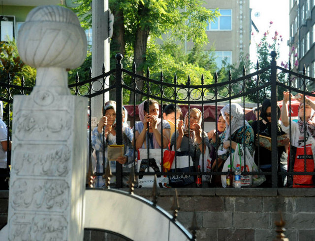 Askerlere su ve yemek tedarik etmekle görevli olan Oruç Baba'nın, su kıtlığında bile askerlere su dağıtmayı sürdürdüğüne, "baba" lakabının da buradan geldiğine inanılıyor. -