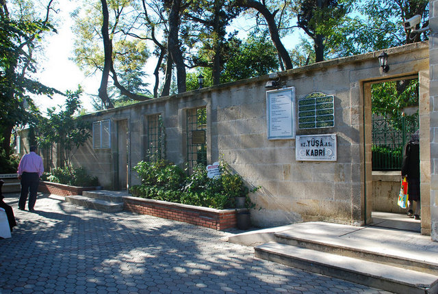 İstanbul ili Beykoz ilçesi, Yuşa Tepesi'nde bulunan bu türbenin yapım tarihi kesinlik kazanamamıştır. Ancak, burada 28 Çelebizade Mehmet Said Paşa 1755 yılında bir mescit yaptırmış ve Yuşa Nebi Hazretleri'nin mezarı etrafını da bir duvarla çevirmiştir. Mescit yangın sonucunda zarar görmüş 1863–1864 yılında, Sultan Abdülaziz döneminde (1861–1876) aslına uygun olarak yenilenmiştir. Bu arada Yuşa Nebi Hazretlerinin mezarı da onarılmıştır. Sonaraki dönemlerde buraya bir de Yuşa Tekkesi olarak ismi geçen bir Nakşibendî dergâhı yapılmıştır.