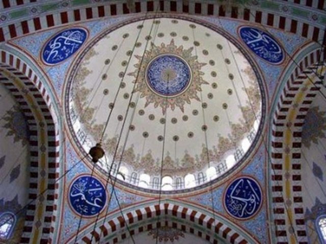 Başta Fatih Sultan Mehmed'in türbesi olmak üzere, Osmanlı tarihinin bir çok önemli isminin mezarı buradadır. Fatih'in eşi ve II. Bayezid'in annesi Gülbahar Valide Sultan'ın, "Plevne Kahramanı" Gazi Osman Paşa'nın, ve mesnevi şarihi Abidin Paşa'nın türbeleri hazirededir. -
