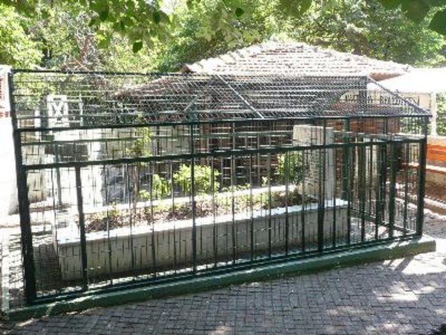 Bakırköy- Zuhurat Baba Türbesi: Efsaneye göre, İstanbul'un fethinden önce Topkapı ve çevresini Zuhurat Baba ve arkadaşları koruyordu.