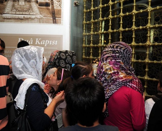 Türbe, Hz. Muhammed'in ordusunda sancaktar olup, İstanbul'un muhasarası sırasında şehit olan Hz. Eyyub El-Ensari'nin mezarıdır.