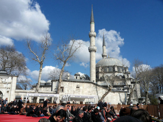Mezar İstanbul'un fetihten sonra bulunmuş ve üzerindeki türbe Fatih Sultan Mehmet tarafından 1459 yılında cami ile birlikte inşa ettirilmiştir.
