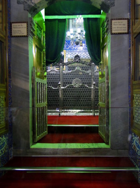 Türklerin İstanbul'da yaptığı ilk eserdir. Eyüp Sultan Camii adıyla bilinen ünlü ve kutsal camiin kuzey tarafında ve iç avlusunun hemen önünde yer alır.