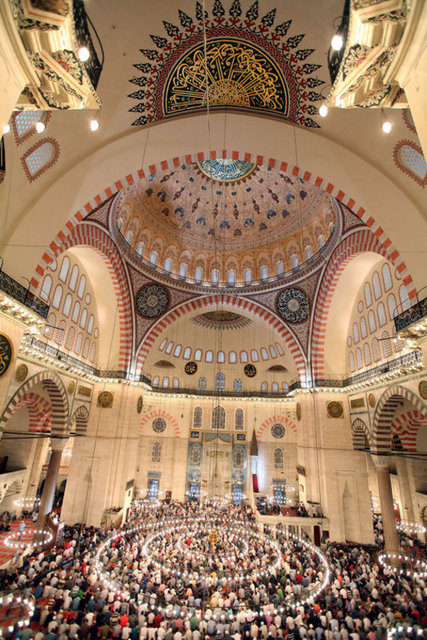 Mimar Sinan'ın kalfalık devri eseri olarak nitelendirilen Süleymaniye Camii, medrese, kütüphane, hastane, hamam, imaret, hazire ve dükkânlardan oluşan Süleymaniye Külliyesi'nin bir parçası olarak inşa edilmiştir. -