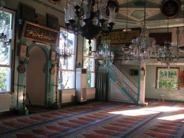 Ayrıca türbe girişinde ve dışarısında Şeyh Yahya Efendi'nin torunlarına, saray ve haneden mensuplarına, devrin önde gelen kişilerine, türbedarlara ve müritlere ait mezarlar bulunmaktadır.  -