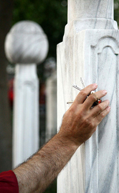 Oruç Baba Türbesi - Oruç Baba olarak anılan kişinin, eski zamanlarda yine aynı semtte yaşayan, çok fakir olduğu halde orucunu tutup, iftarını da bir parça kuru ekmek ve sirkeyle açan bir derviş olduğu rivayet edilir. -