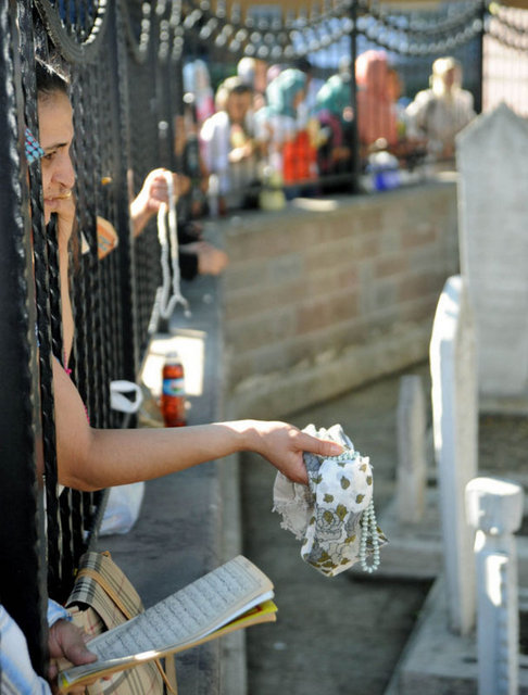 Ramazan ayının ilk iftarını Oruç Baba Türbesi'nde yapanların dileklerinin gerçekleşeceğine inanılıyor. Bu umutla türbeye gelen vatandaşlar bir şişe sirke ve ellerindeki bir parça ekmekle iftar ettikten sonra Oruç Baba'nın ruhuna Fatiha okuyorlar -
