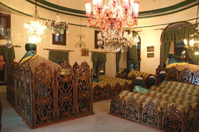 Yahya Efendi Türbesi - İstanbul Beşiktaş ilçesinde, Çırağan Sarayı karşısında, Çırağan Caddesi ile Yahya Efendi Sokağı'nın kesiştiği noktada bulunan Şeyh Yahya Efendi Türbesi, ölümünden sonra Yavuz Sultan Selim (1512–1520) tarafından Mimar Sinan'a yaptırılmıştır.  -