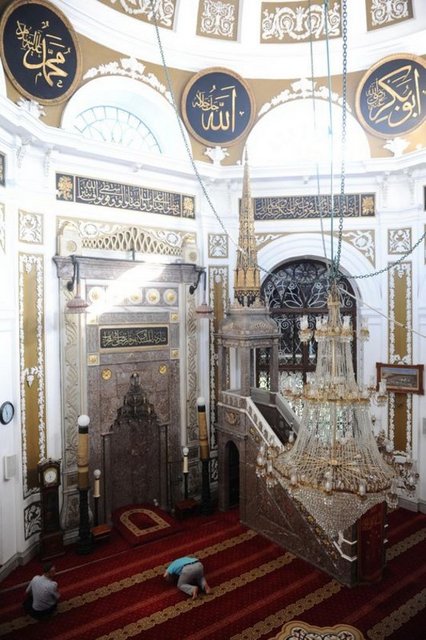 Asırlardır Veysel Karani Hz`nin torunları tarafından muhafaza edilen Hırka-i Şerif, geçtiğimiz sene onarım ve bakımdan geçirildikten sonra tekrar ziyarete açılmıştı. Hırka-i Şerif, Ramazan ayında İstanbullular ve tüm Türkiye`den gelen Hz. Peygamber âşıkları tarafından büyük bir hürmet ve tazimle ziyaret ediliyor.