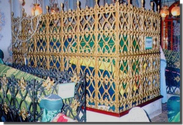 Aziz Mahmut Hüdai Hazretleri Türbesi - İstanbul ili Üsküdar ilçesi Gülfem Hatun Mahallesi, Mektep Sokak, Aziz Mahmut Hüdai Camisi'nin avlusunda bulunan bu türbenin yapım tarihi kesin olmamakla beraber XVII. yüzyılda yapıldığı sanılmaktadır. -