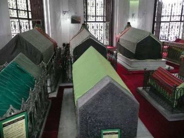 Sümbül Sinan Efendi Halveti tarikatının Cemali koluna bağlı Sümbüliye şubesinin kurucusudur. Gerçek ismi Yusuf olup, Zeynüddin unvanı ile tanınmaktadır. Halk Ona Sümbül Efendi ismini yakıştırmıştır. Sümbül Efendi Merzifon'da 1451 yılında doğmuş, İstanbul'a gelerek medrese eğitimi almıştır. Daha sonra Halveti Tarikatına girmiş, Mısır'a gitmiştir. Dergâh şeyhi Mehmed Cemaleddin Efendi'nin ölümü üzerine ve Onun vasiyeti ile İstanbul'a gelerek 1494 yılında tekkenin başına geçmiştir. Birçok mürit yetiştirmiştir. Merkez Efendi de Onun yetiştirdiği halifelerden birisidir. -