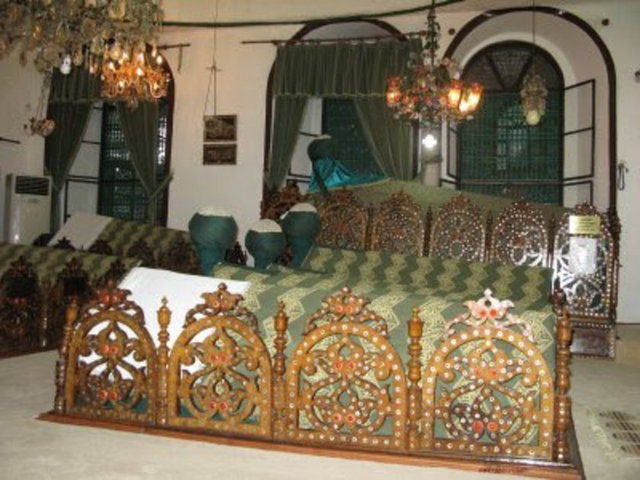 Türbe içerisinde on bir sanduka bulunmakta olup, bunların çevresi sedef kakmalı korkuluklar içerisine alınmıştır. Burada Şeyh Yahya Efendi'nin yanı sıra, Kanuni Sultan Süleyman'ın kızı Raziye Sultan, oğlu İbrahim Efendi, annesi Afife Hatun, Sultan II. Abdülhamid'in kızı Hatice Sultan ve oğlu Bedreddin Efendi, Şeyh Mehmet Nuri Şemseddin Efendi, Şeyh Hasan Efendi, Şeyh Yahya Efendi'inin küçük oğlu Şeyh Ali Efendi, Derviş Ali, Yahya Efendi'nin eşi Şerife Hatun'un sandukaları bulunmaktadır. -