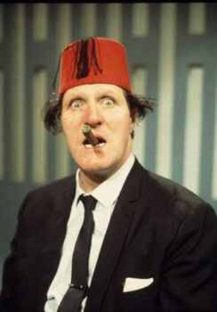 Tommy Cooper - İngiliz komedyen ve sihirbaz Tommy Cooper, her zaman giydiği kırmızı fesiyle meşhurdu. 1984 yılında çıktığı bir canlı televizyon programında gösterisini sunarken öldü. Canlandırdığı skeçlerden birinde aniden yere yığıldı. Cooper'ın doğaçlama yaptığını sanan yardımcısı ise gülmeye başladı. Sanatçının olduğu alanın önüne hemen bir perde çekildi ve sahnenin önünde şov devam ederken sahne arkasında herkes Cooper'ı yeniden hayata döndürmek için elinden geleni yapıyordu. Komedyen öldüğünde 63 yaşındaydı. -  - Ölümünün gerçekleştiği videonun YouTube'da gösterilmesi ise tartışmalara yol açmıştı. -