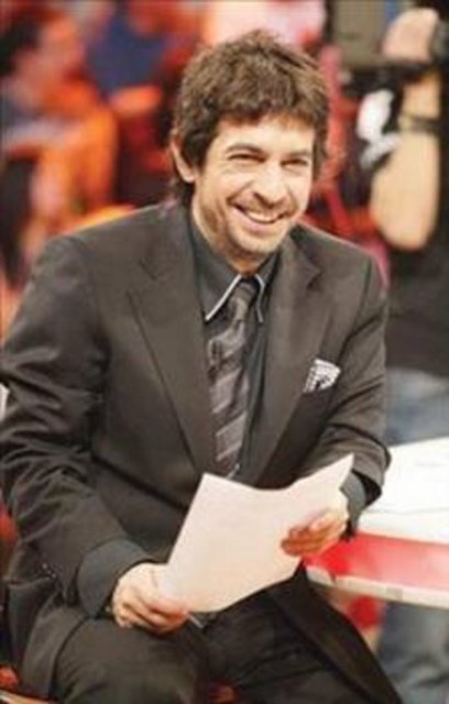 Bir saldırgan filmde Lagari Hasan Çelebi'yi oynayan Bayülgen'i film setinde bacağından vurdu.