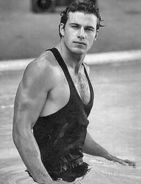 Jon-Eric Hexum - 50'li yıllarda dünyaya gelen oyuncu ve model Hexum, Amerikan televizyonlarında pek çok kez boy gösterdikten sonra başrol oynadığı "Cover Up" adlı diziyle adını geniş kitlelere duyurdu. Çekim molasında oynadığı silahla Rus ruleti oynarken ağır biçimde yaralandı ve 5 saatlik ameliyata rağmen kurtarılamadı.