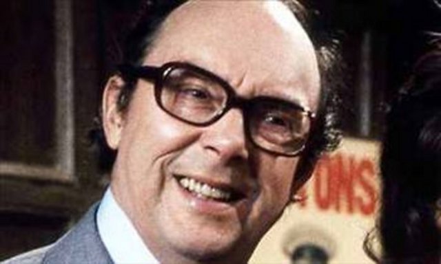 Eric Morecambe - Ünlü İngiliz komedyen Eric Morecambe, kariyeri boyunca iki kalp krizi vakası atlattı, fakat 28 Mayıs 1984'te üçüncü bir krize yenik düştü. Son gösterisini büyük bir kalabalığın önünde gerçekleştiren sanatçı, izleyicilerden gelen yoğun istek üzerine 6 defa tekrardan sahneye çıkmak zorunda kaldı. Gösteri bittiğinde sahne arkasına geçti, "Şükürler olsun bitti" dedi ve yere yığıldı. Öldüğünde 58 yaşındaydı.