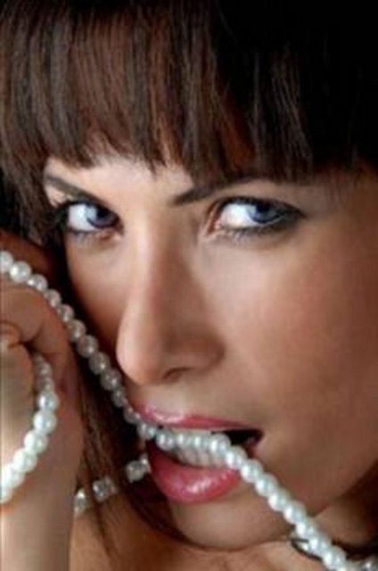 Binbir Gece dizisinde Ali Kemal'i evliliği zorlayan Ahu'yu canlandıran Çamlıbel, sokakta yürürken özellikle kadın izleyicilerin tepkisiyle karşılaşıyormuş.